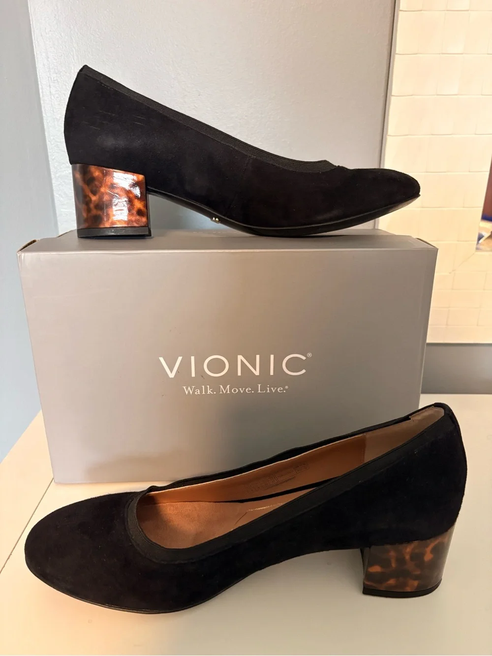 Vionic Black Suede Natalie Tortoise Heel  Size 8  Fall Minimalist Basic Stretch